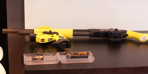 Taser : Fusil X12 et pistolet X 26. Photo Benoît Muracciole